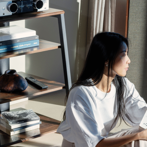 Onkyo-Muse-Y-50-Woman-Listening-2000x2000_2025-12-04-050603_phme