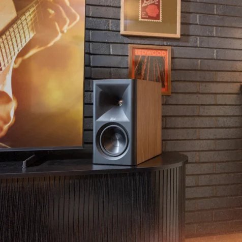 Klipsch-The-Fives-WN-in-loft-beside-tv-on-modern-media-console-with-Americana-art-on-wall-behind_2000x2000 Klipsch-The-Fives-WN-in-loft-beside-tv-on-modern-media-console-with-Americana-art-on-wall-behind_2000x2000