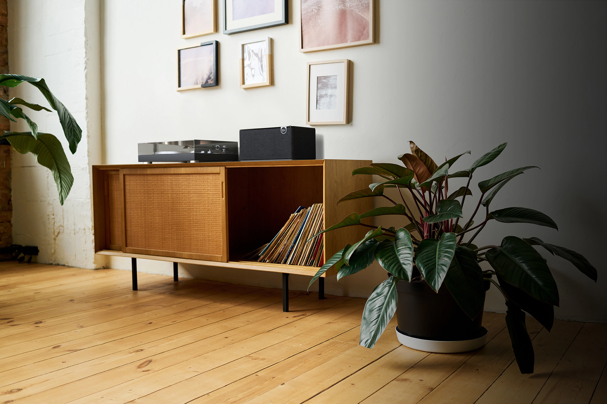 Klipsch-The-Three-Plus-with-Turntable-2_2000x1333