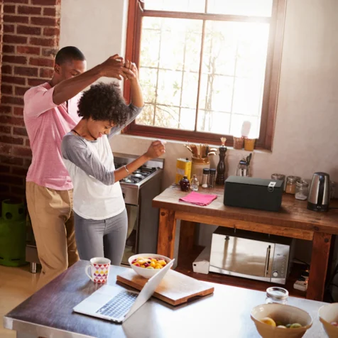 Klipsch-The-Three-Plus-with-couple-dancing-in-kitchen_2000x2000 Klipsch-The-Three-Plus-with-couple-dancing-in-kitchen_2000x2000