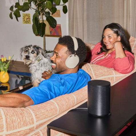 sonos-ace-ultra-lifestyle-couple-dog-white Large sonos-ace-ultra-lifestyle-couple-dog-white Large